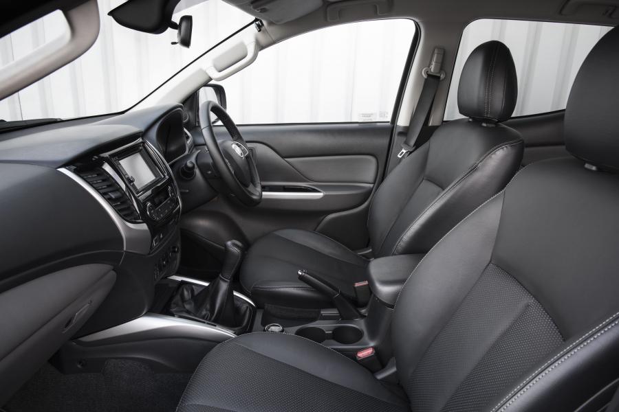 Интерьер Fiat Fullback Double Cab (503) 2016 года  (UK) (фото 2 из 38)